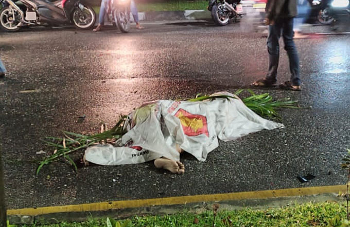 Tubuh Rio, korban tewas tabrak lari di Jalan Jenderal Sudirman tergeletak di jalan dan pengendara lain menutup tubuhnya yang mengalami luka berat, Sabtu (29/10/2022) dini hari.