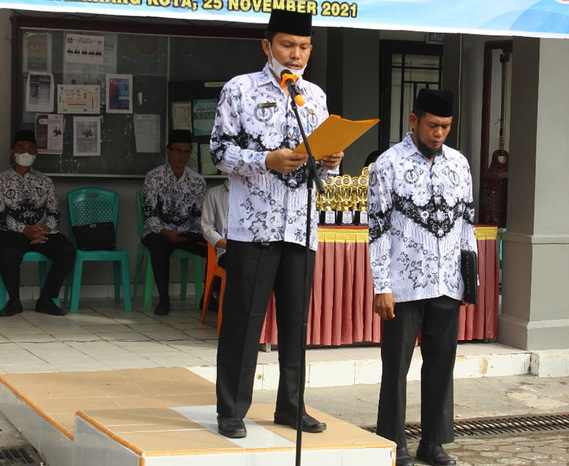 Ketua Cabang PGRI Bangkinang Kota Hendra Yunal MSi membacakan amanat ketua umum PGRI saat peringatan HUT ke-76 PGRI dan HGN di halaman SMAN 1 Bangkinang Kota, Jalan Jenderal Sudirman, Bangkinang, Kamis (25/11/2021).