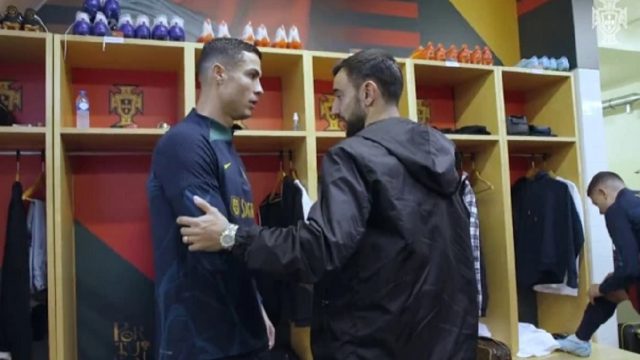 Cristiano Ronaldo dan Bruno Fernandes dikabarkan bersitegang di ruang ganti Timnas Portugal, usai CR7 mengumbar aib Manchester United.