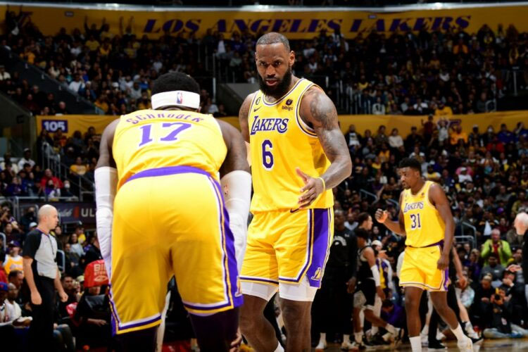 Bintang Los Angeles Lakers LeBron James mencetak angka melawan San Antonio Spurs.