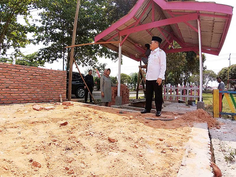 taman bermain anak: Wali Kota Dumai Zulkifli As meninjau taman bermain anak di depan Kantor  Badan  Pemberdayaan dan Anak Kota Dumai, Jalan  Putri Tujuh,  Rabu  (4/3/2020). (hasanal bulkiah/riau pos)