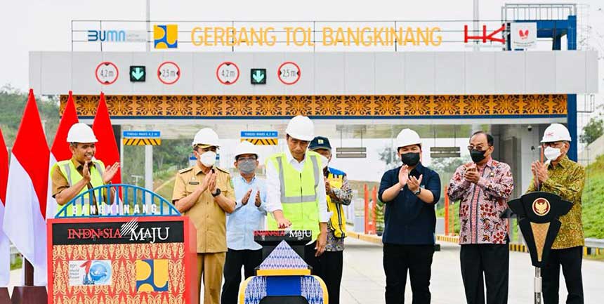 Presiden RI Joko Widodo didampingi Menteri Sekretaris Negara Pratikno, Menteri BUMN Erick Thohir, Menteri PUPR Basuki Hadimuljono, Gubernur Riau Syamsuar, dan Pj Bupati Kampar Kamsol menekan sirene saat meresmikan Tol Pekanbaru-Bangkinang di Kelurahan Pas