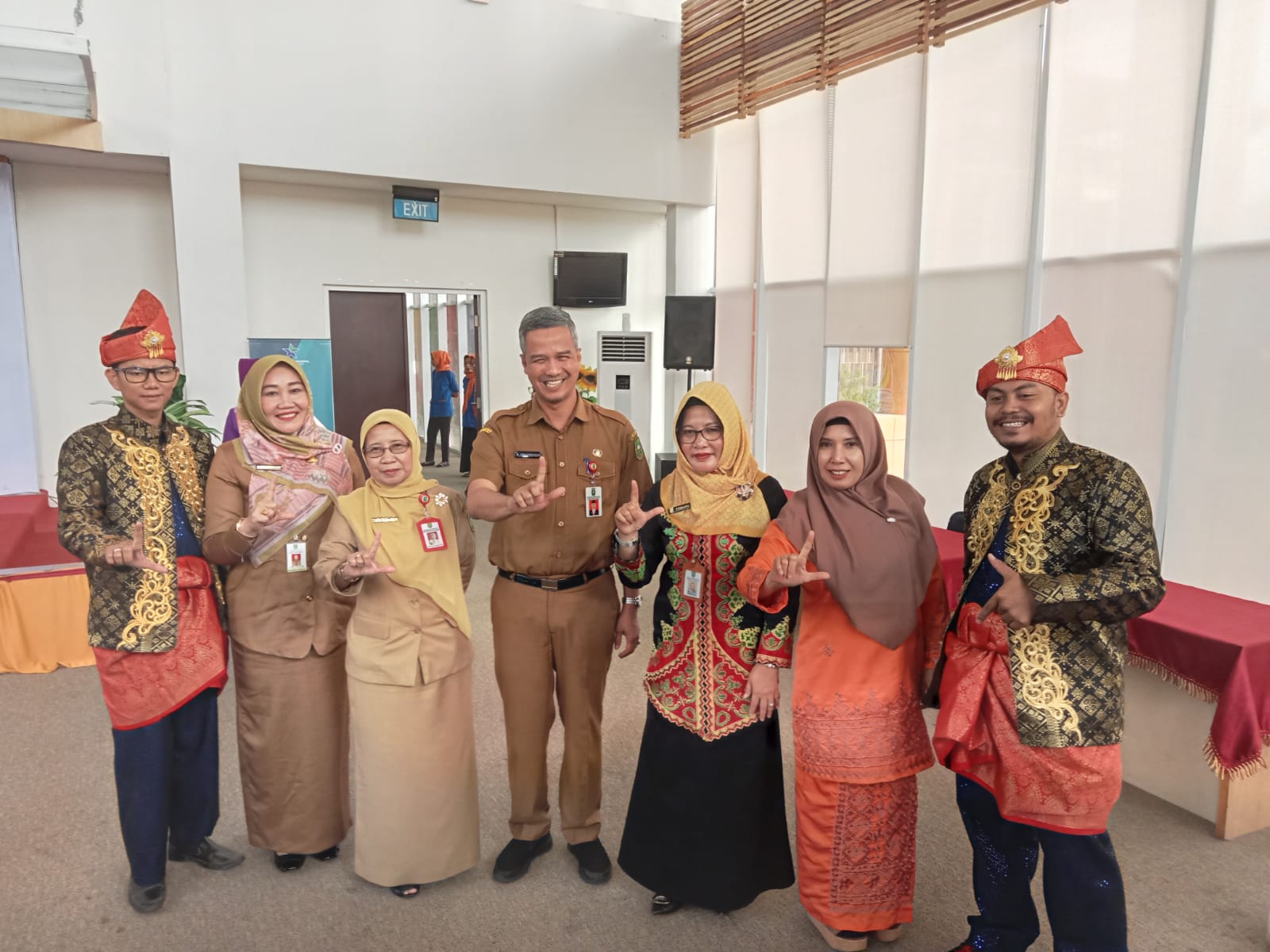 Kepala Dinas Perpustakaan dan Kearsipan Riau Mimi Yuliani (tiga kiri) foto bersama saat pembukaan lomba perpustakaan terbaik di Riau, Selasa (16/5/2023).