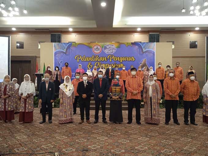 Ketua IDI Riau, dr Zul Asdi SpB Mkes (tengah depan), didampingi perwakilan PDKI Pusat Dr dr Binsar Naibahu Sp  KKLP (lima kanan depan) dan disaksikan langsung oleh Kepala Dinas Kesehatan Provinsi Riau Dra Hj Mimi Yuliani Nazir Apt MM berfoto bersama pengu