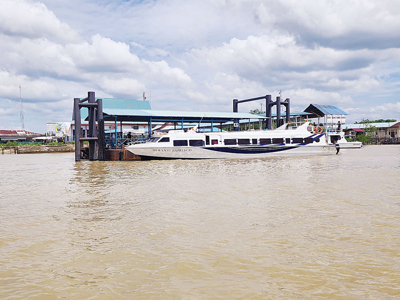 Aktivitas Pelabuhan Domestik dan Internasional Tanjung Harapan, Kecamatan TebingtinggiKepulauan Meranti, Senin (24/7/2023).