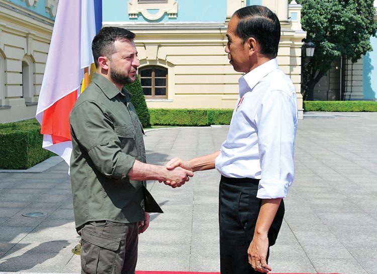Presiden Ukraina Volodymyr Zelensky menyambut Jokowi di depan Istana Maryinsky, Kiev.