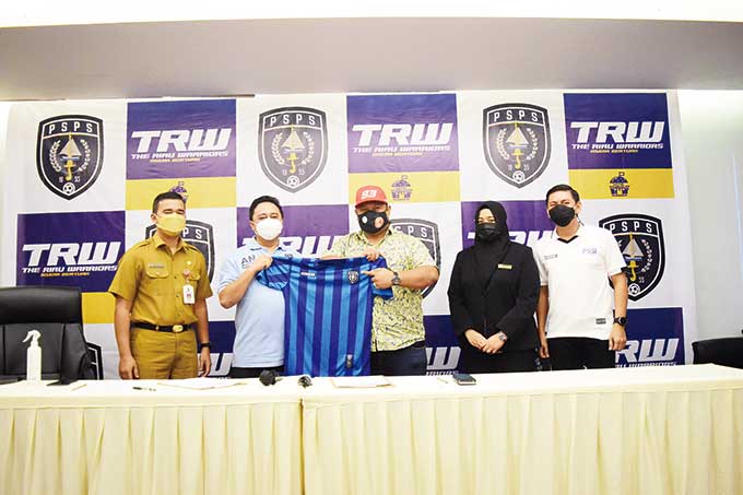 Manajer PSPS Riau Ari Nugroho (dua kiri) dan Norizam Tukiman didampingi Konsulat Malaysia untuk Pekanbaru Wan Nurshima Wan Jusoh (dua kanan), Kadispora Riau Bobby Rachmat (kiri) dan Ketua Askot PSSI Pekanbaru Edward Riansyah (kanan) foto bersama usai mene