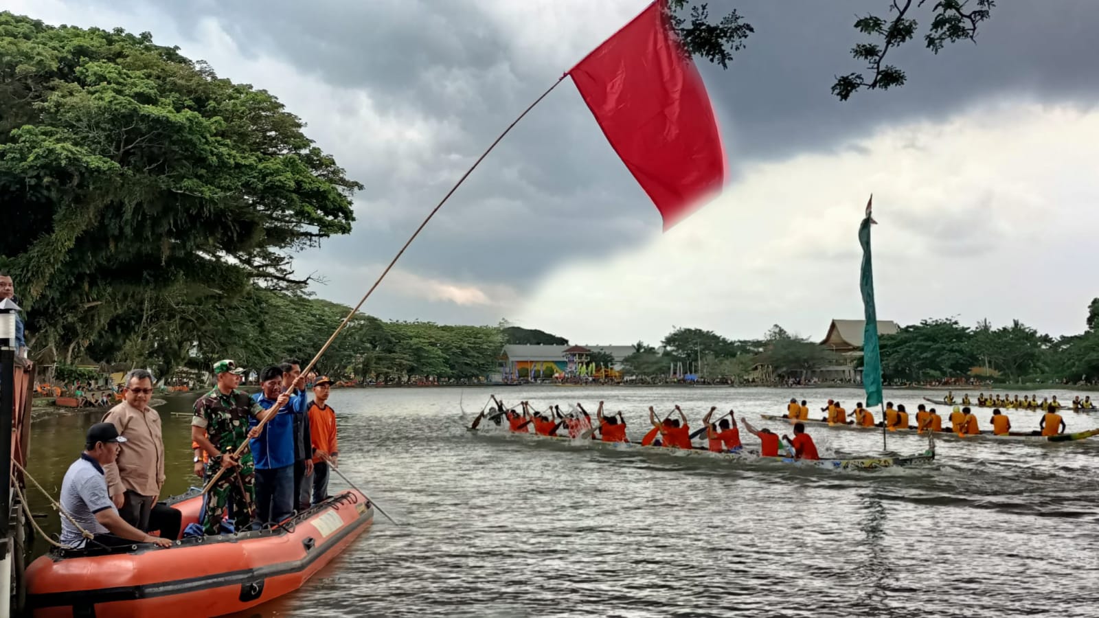 Dandim 0302/Inhu, Letkol Kav Dani Prasetyo Wibowo SSos bersama Ketua PODSI Inhu Muhammad Ridwan disaksikan staf ahli bidang administrasi umum, Ahmad Syukur SSos MSi dan pejabat lainnya saat melepas pacu sampan mini di Danau Raja Rengat, Inhu, Jumat (30/20