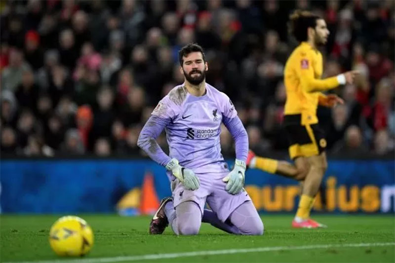 Gestur kiper Liverpool FC Alisson Becker setelah kebobolan oleh gol pertama Wolverhampton Wanderer di Anfield, beberapa waktu lalu.