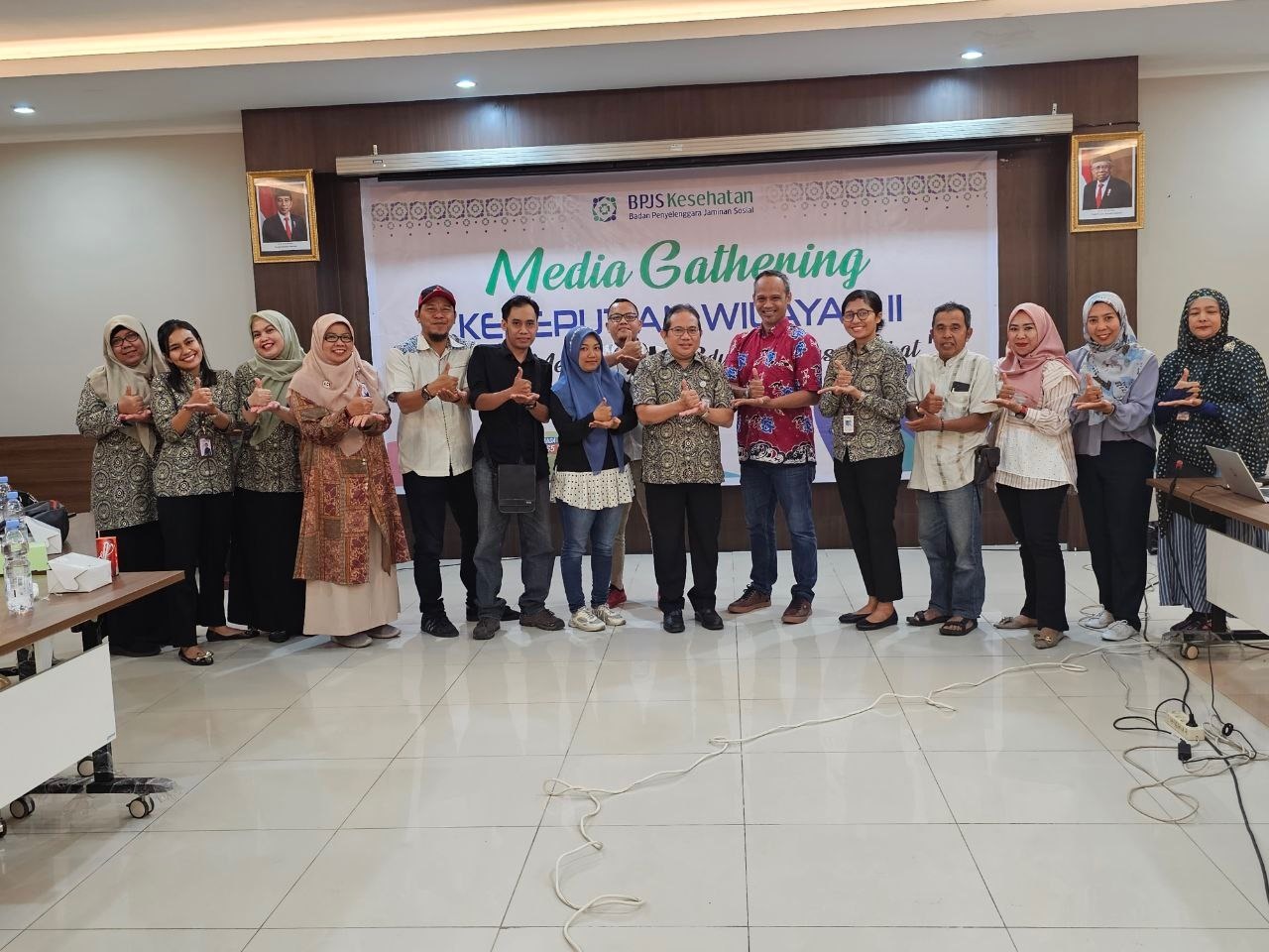 Deputi Direksi BPJS Kesehatan Wilayah II, Eddy Sulistijanto (tengah) foto bersama awak media usai mengadakan media gathering, Rabu (1/11/2023).
