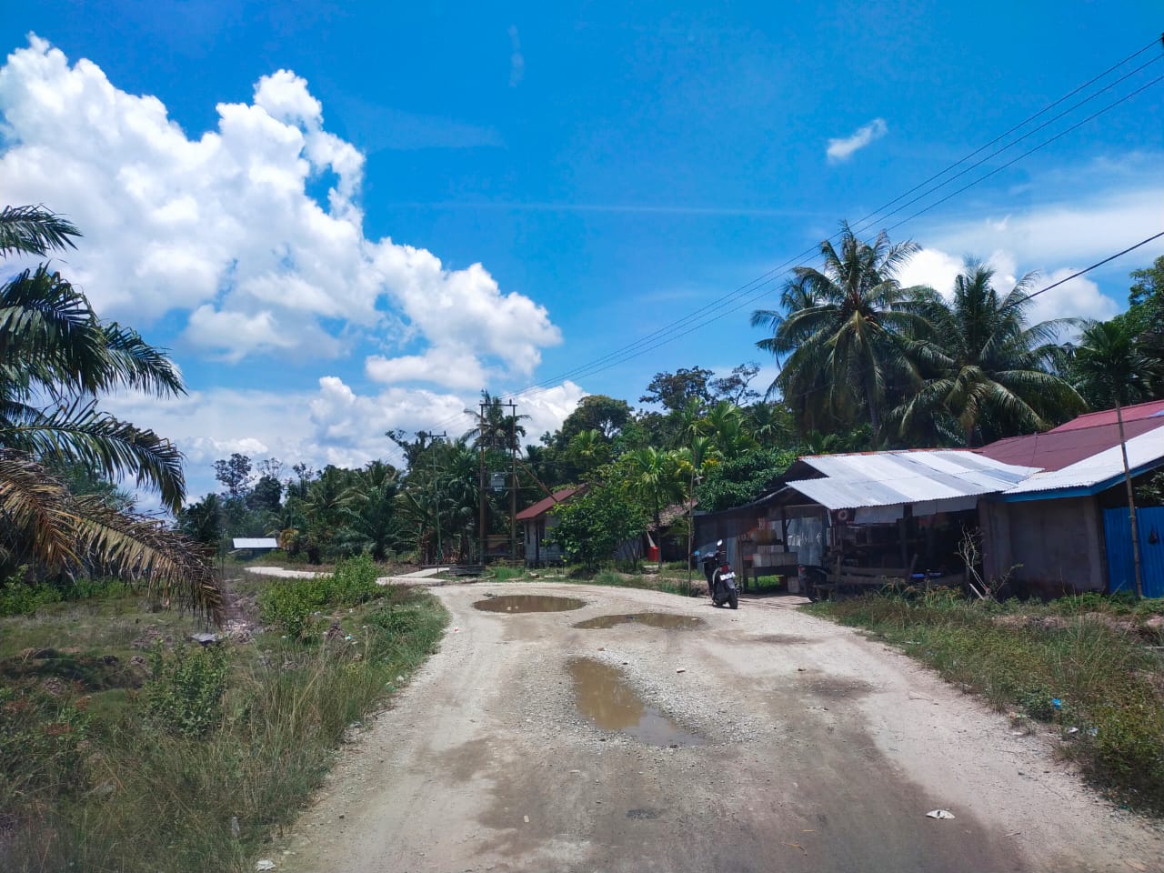 Kondisi jalan lintas antar desa di desa paling ujung pulau Bengkalis kondisnya sangat memprihatinkan, Jumat (24/9/2021).