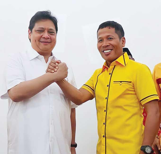 Sekretaris DPD Partai Golkar Provinsi Riau H Indra Gunawan Eet Phd (kanan) salam komando bersama Ketua Umum DPP Partai Golkar Airlangga Hartarto, beberapa waktu lalu.