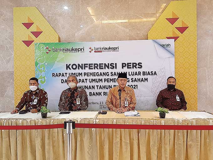 Direktur Utama Bank Riau Kepri Andi Buchari (dua kanan) menyamÂ­paikan keterangan pers usai RUPS-LB dan RUPS tahunan di Menara Dang Merdu, Sabtu (23/4/2022).