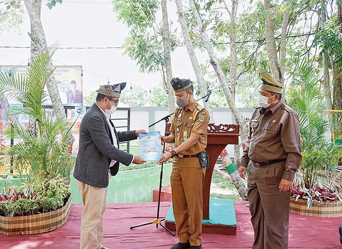 Bupati Alfedri menyaksikan Camat Siak Tengku Indra Putra memperlihatkan berkas bersama tim evaluasi kinerja kecamatan (EKK) tingkat Provinsi Riau Dr Rahyunir Rauf di Kantor Camat Siak, Senin (27/9/2021).