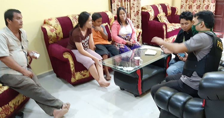 Luprita Boru Sinambela (dua dari kanan) dan suaminya Raya Parasian Simbolon (kiri) bersama anaknya saat dimintai keterangan oleh Polisi, Rabu (6/5/2020). (ISTIMEWA/KASMEDI/RIAUPOS.CO)