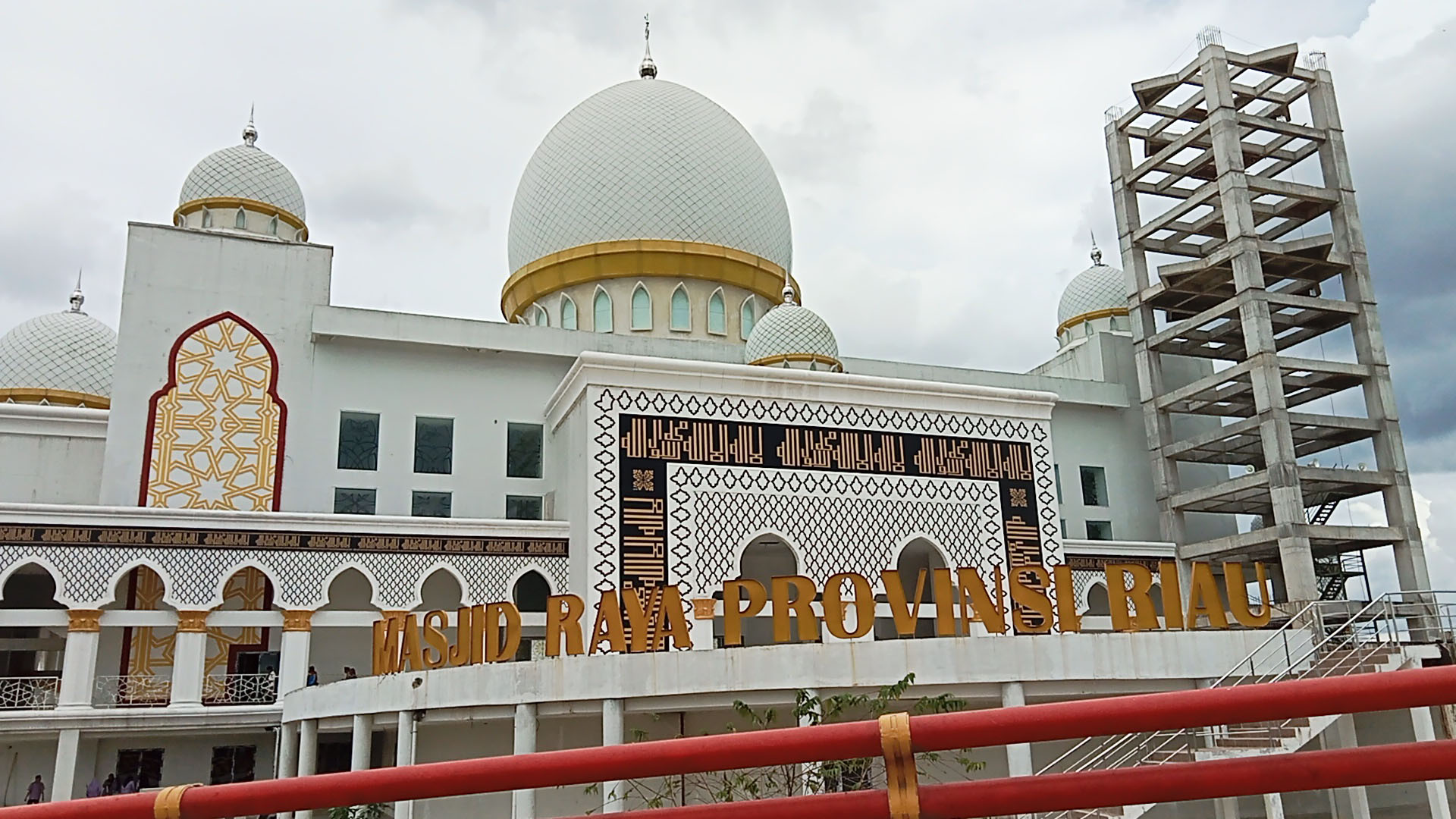 Ribuan umat muslim memadati Masjid Raya Nurul Wathan Provinsi Riau saat Salat Jumat perdana, Jumat (7/10/2022). Inset, foto Masjid Raya Nurul Wathan yang berlokasi di dekat Jembatan Siak 2, Pekanbaru, tampak megah.