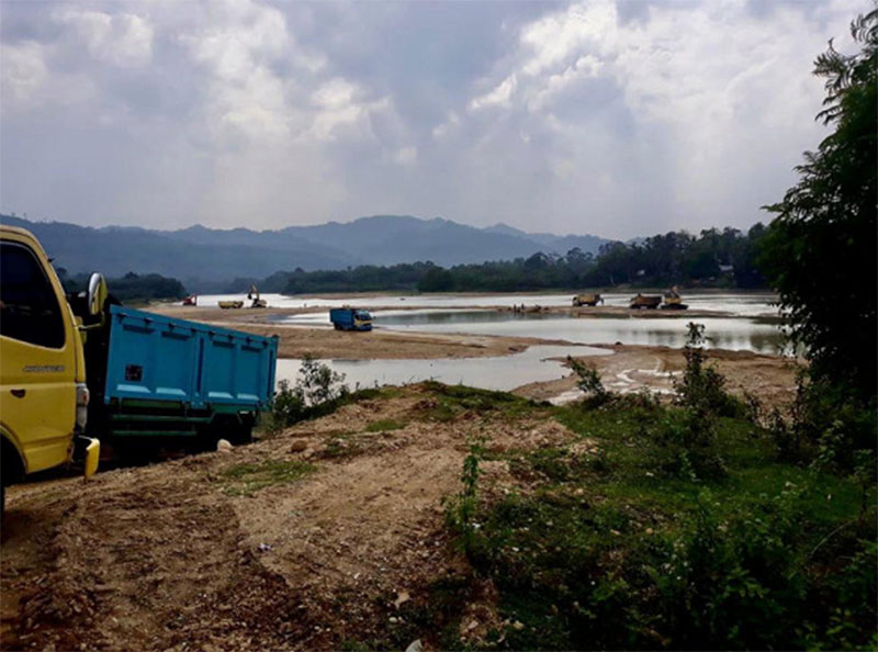 Aktivitas kuari di Desa Pulau Pencong Kecamatan Kampar Kiri Hulu, Kabupaten Kampar yang mengancam kelestarian Sungai Subayang, belum baru ini. (KUNNI MASROHANTI/RIAUPOS.CO)