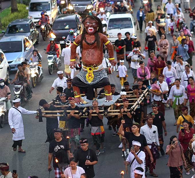 Umat Hindu mengarak ogoh-ogoh di Kawasan Kota Pekanbaru, Riau, Selasa (21/3/2023). Umat Hindu menyelenggarakan pawai ogoh-ogoh dalam rangka memperingati Hari Suci Nyepi Tahun Baru Saka 1945.