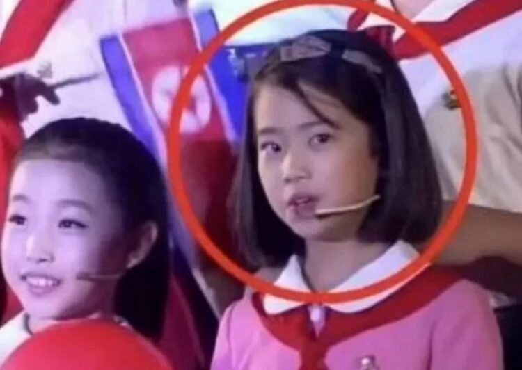 Putri Pemimpin Tertinggi Korea Utara Kim Jong Un tersorot kamera di televisi Korea Utara.