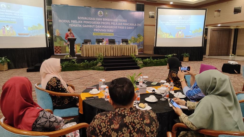 Guru SMA di Riau mendapatkan sosialisasi gambut dan mangrove sebagai tindak lanjut kurikulum yang baru di launching, Kamis (2/11/2023).
