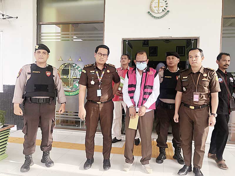 Kasatpol PP Hendy Derhavin tersangka terduga pungli digelandang  penyidik Kejari ke Polres Siak untuk dilakukan penahanan,  Selasa (30/5/2023).
