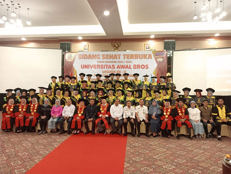 Seluruh wisudawan/i Universitas Awal Bros Pekanbaru foto bersama dengan jajaran sivitas akademika Universitas Awal Bros Pekanbaru dan tamu undangan, Rabu (6/12/2023).