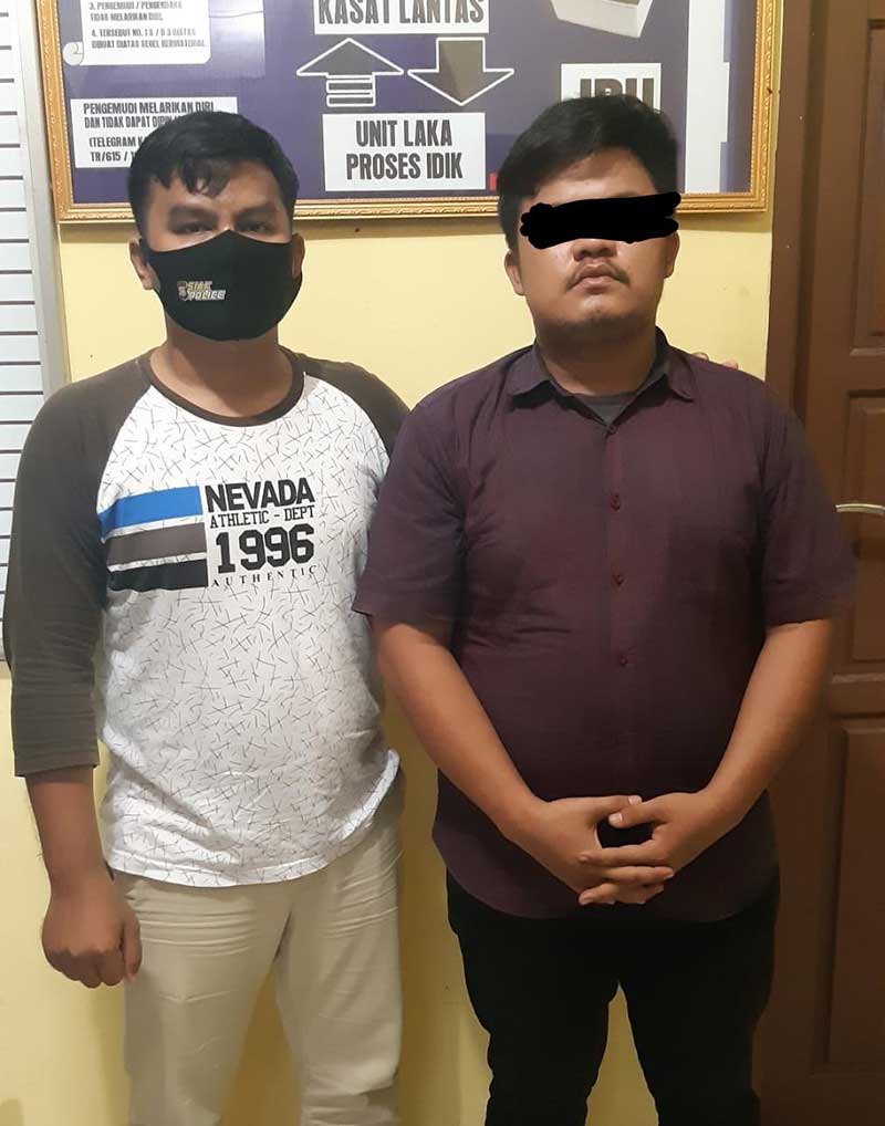 Tersangka  ujaran kebencian Samuel didampingi anggota Reskrim Polres Siak. Foto Polres Siak