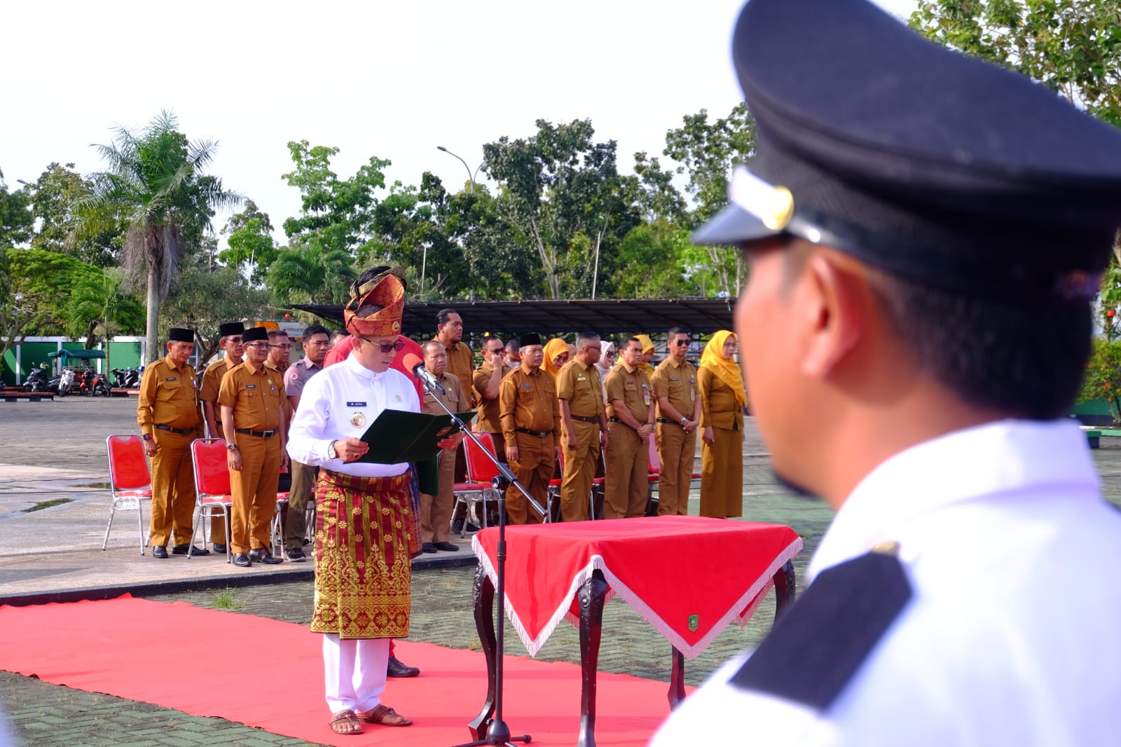 H Muhammad Adil lantik 89 orang pejabat Eselon II hingga IV, di Halaman Sekretariat Daerah Kepulauan Meranti, Selasa (3/1/2022) pagi.