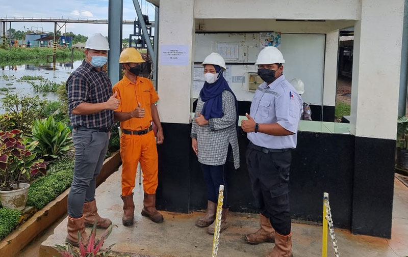 Manajer PKS 1 PT GIN Denny (kiri) saat melakukan pengecekan penerimaan TBS masyarakat, Jumat (24/6/2022).