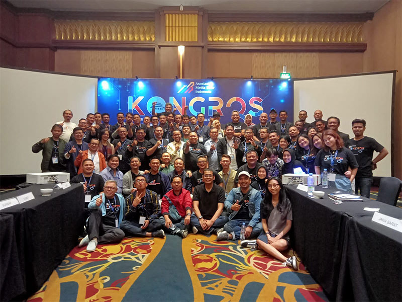 Foto bersama Pengurus AMSI Nasional terpilih, Ketua Umum Wahyu Dhyatmika (CEO TEMPO Digital) dan Sekretaris Jenderal Maryadi (Direktur Katadata Media Network) saat Kongres ke 3 AMSI, di El Hotel Bandung, Kamis (24/8/2023).