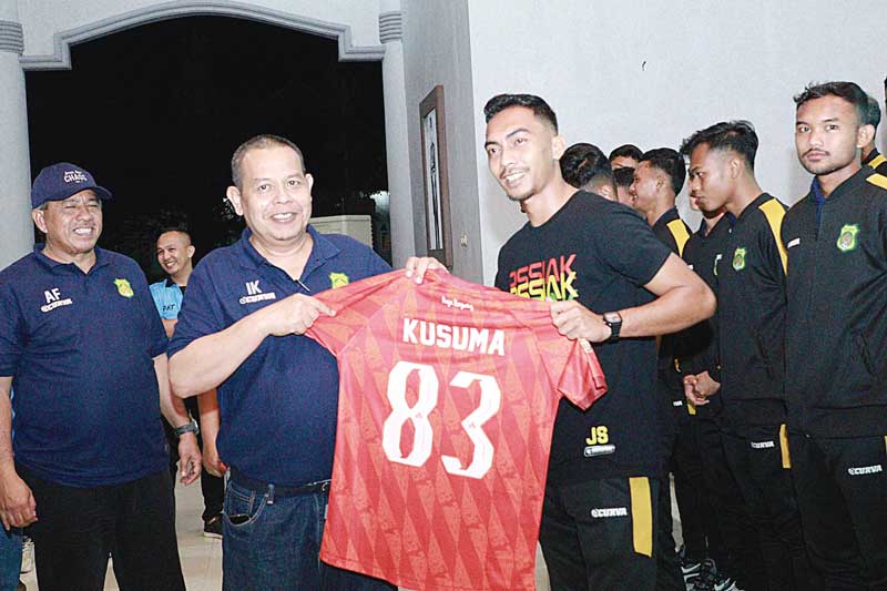 Bupati Siak Alfedri menyaksikan Ketua Askab PSSI Siak Irving Kahar menyerahkan jersey kepada pemain di Balairung Datuk Empat Suku Kompleks Abdi Praja Siak, Kamis (5/10/2023).