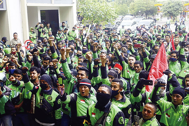 Ratusan driver Gojek  mendatangi Gedung DPRD Kota Pekanbaru dan menggelar aksi unjuk rasa, Senin (27/7/2020). Mereka meminta DPRD Kota dapat melakukan mediasi antara pihak driver dan perusahaan. (EVAN GUNANZAR/RIAUPOS.CO)