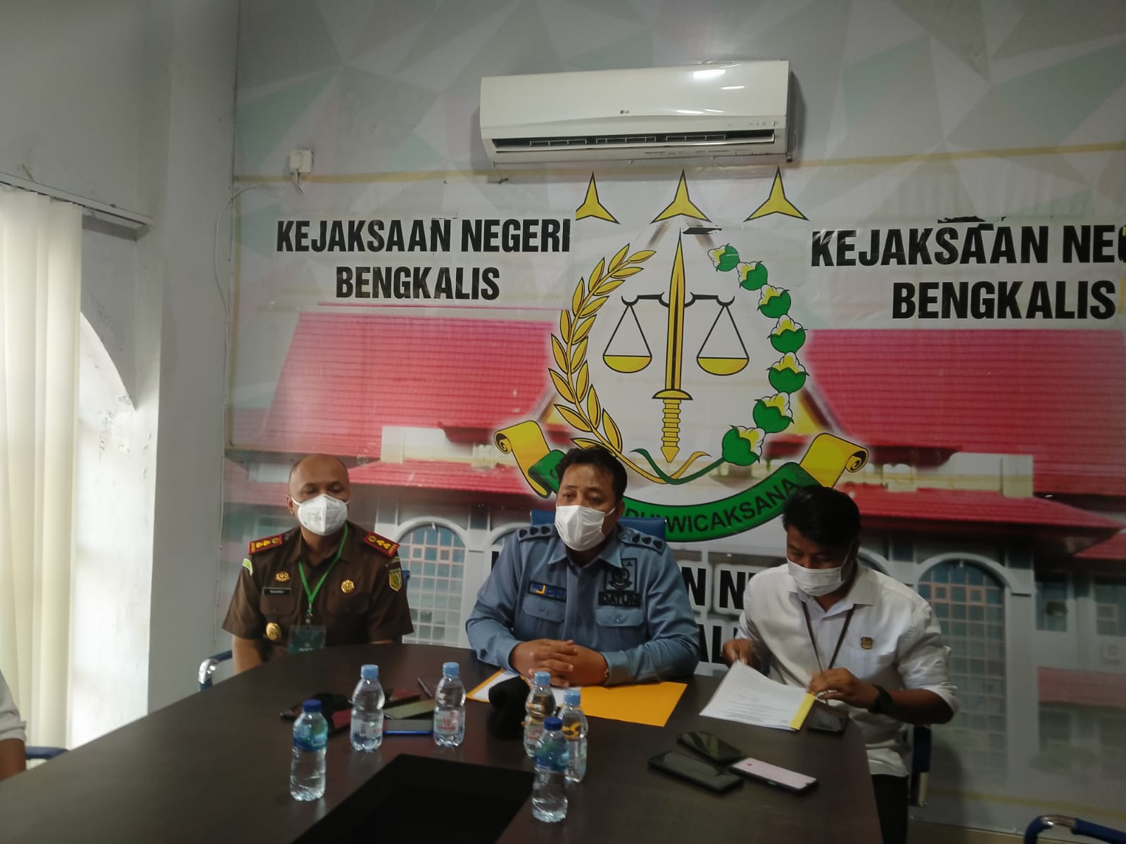 Asdatun Kejati Riau Dzakiyul Fikri SH MH didampingi Kajari Bengkalis Rahmat Budiman SH MH dan Kasi Datun Kejari Bengkalis Agis Sahputra SH menggelar konfrensi pers di Gedung Kejaksaan Negeri Bengkalis, Rabu ( 22/9/2021).