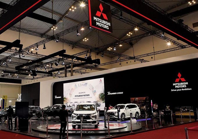 Mitsubishi Pajero Sport dan Mitsubishi Xpander saat dipamerkan dalam pameran, baru-baru ini.