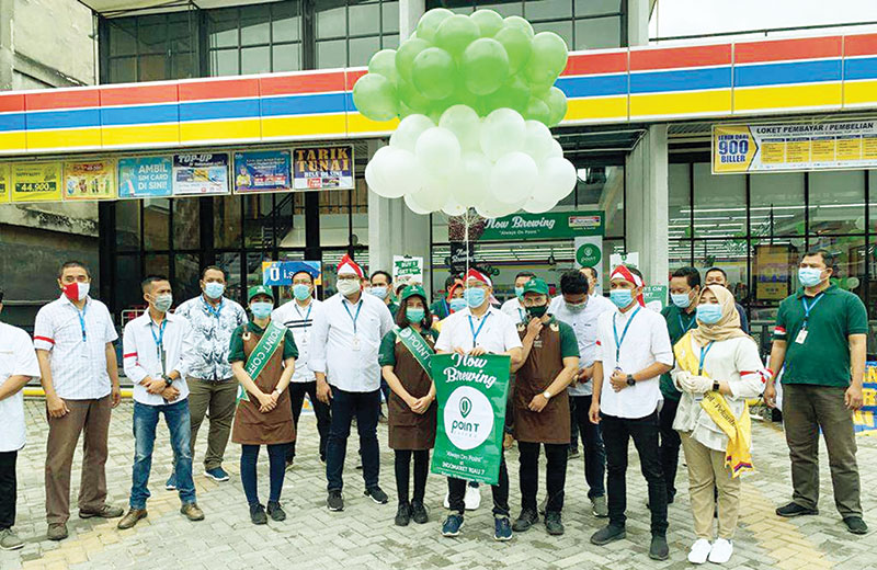 Pelepasan balon oleh Branch Manager PT Indomarco Prismatama Cabang Pekanbaru Jefri Hirokito dalam peresmian Point Coffee Indomaret Riau 7, Jalan Riau, Pekanbaru, Selasa (10/11/2020).