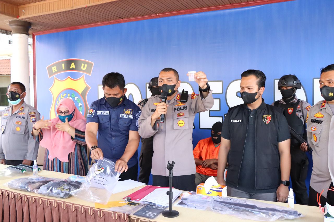 Kapolres Dumai AKBP Mohammad Kholid menunjukkan salah satu barang bukti saat ekspose penangkapan pelaku penembakan H Alias A (38) di Mapolres Dumai, Jumat (25/3/2022).