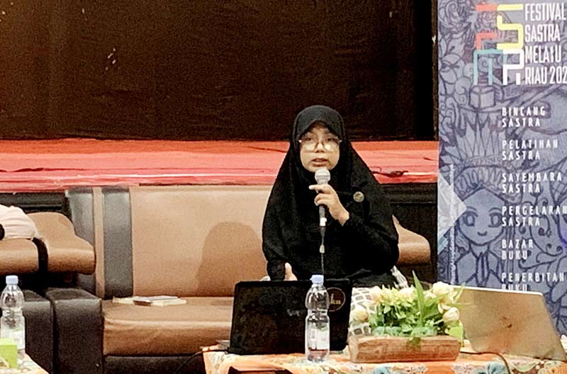 Sastrawan dan akademisi Alvi Puspita saat menjadi pembicara dalam diskusi &acirc;&euro;&oelig;Dawat Pena Puan Riau, Telah Mengeringkah?&acirc;&euro; di Taman Budaya Riau, Pekanbaru, Sabtu (28/10/2023).