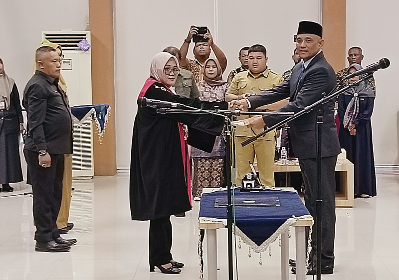 Wakil Ketua Pengadilan Negeri Rengat, Lia Herawati SH MH menyerahkan salinan surat keputusan (SK) Gubernur Riau kepada Rosman Yatim usai diambil sumpah dan janji sebagai Wakil Ketua II DPRD Inhu pada rapat paripurna DPRD Inhu, Selasa (31/10/2023).
