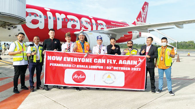 Perwakilan Bandara SSK II, Maskapai AirAsia, dan Asita Riau foto bersama usai acara pengoperasian kembali maskapai AirAsia di Bandara Internasional SSK II Pekanbaru, Senin (3/10/2022).