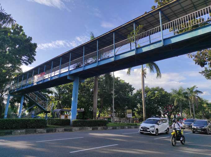 Kendaraan melintas di bawah jembatan penyeberangan orang (JPO) di Jalan Jenderal Sudirman depan Ratu Mayang Garden yang tidak difungsikan dikarenakan kondisi infrastruktur yang rusak, Selasa (15/11/2022).  Dishub Pekanbaru belum memiliki anggaran  untuk m