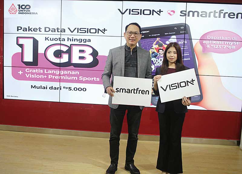 Chief Commercial Officer Smartfren Andrijanto Muljono bersama Managing Director Vision+ Clarissa Tanoesoedibjo meluncurkan paket data Vision+ terbaru, Kamis (8/6/2023).