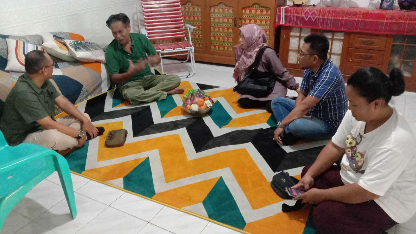 Kepala BPJS Ketengakerjaan Dumai Legi Handoko Pasaribu bersama tim ke rumah keluarga Robi Simbolon, baru-baru ini.