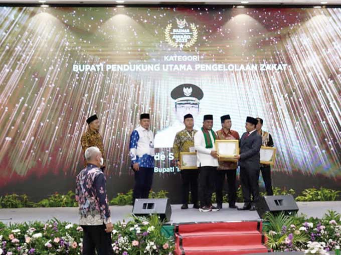 Bupati Pelalawan H Zukri menerima penghargaan Baznas Award 2023 kategori Bupati Pendukung Utama Pengelolaan Zakat pada Penganugerahan BAZNAS Award 2023 yang digelar di Hotel Sahid, Jakarta, Selasa (21/3/2023).