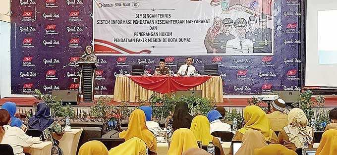 Wali Kota Dumai H Paisal memberikan pelatihan dan bimbingan teknis (bimtek) penggunaan aplikasi Sitanjakmas kepada PSM dan TKSK, Senin (6/3/2023).