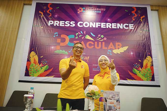 Direktur Halla Mohana, Andrie Gotama diÂ­damÂ­pingi Operation Manager Endang usai menggelar press conference opening Pekanbaru Xchange, Jumat (25/11/2022).