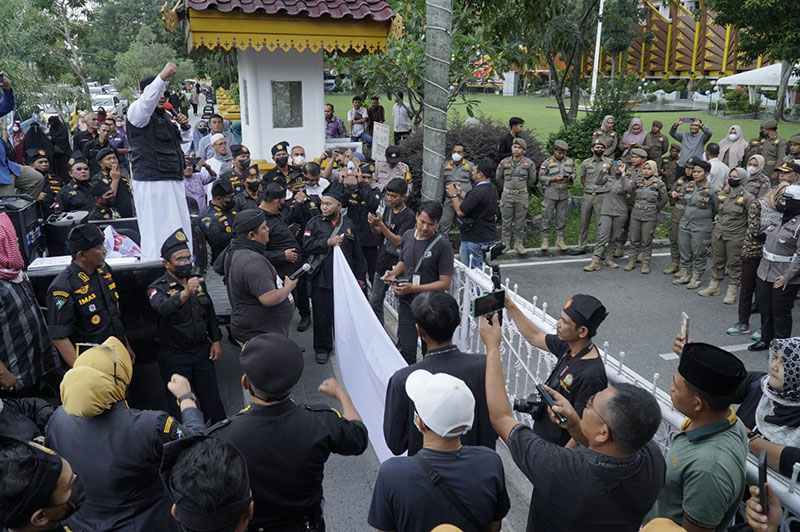 Ratusan massa yang tergabung dalam organisasi masyarakat (Ormas) dari Forum Masyarakat Pekanbaru Anti Maksiat (Formapam) menggelar aksi unjuk rasa di depan Kantor MPP Jalan Sudirman Pekanbaru, Jumat (16/12/2022).