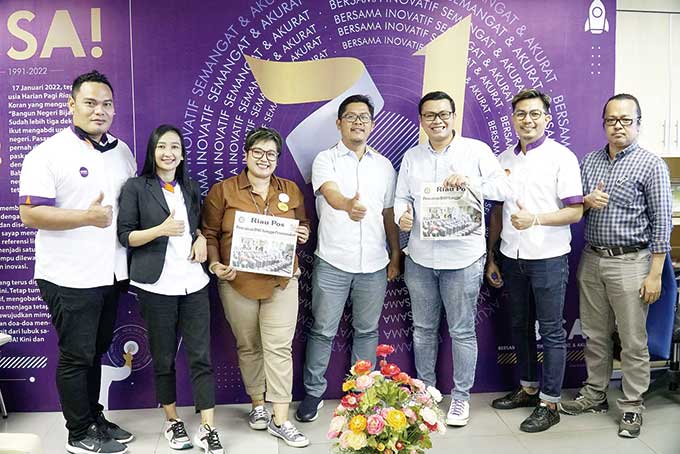 General Manager Fox Hotel Pekanbaru Andi Grinaldi Mattinetta (tiga kanan) dan General Manager Yello Hotel Jambi Megy K Pattianakota (tiga kiri) bersama Tim Fox Hotel Pekanbaru dan Yello Hotel Jambi, foto bersama Direktur Utama Riau Pos Ahmad Dardiri (teng