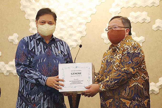 Ketua KPCPEN yang juga Menko Perekonomian Airlangga Hartarto menerima GeNose produksi UGM dari Menristek Bambang Brojonegoro di Jakarta, Senin (22/3/2021).