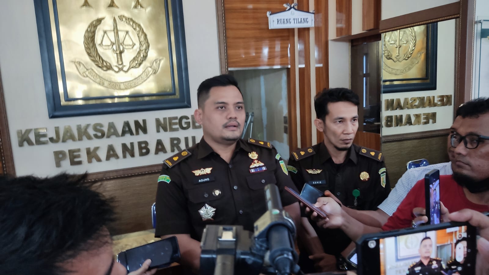 Kasi Pidsus Kejari Pekanbaru Agung Irawan memberikan keterangan pers, Senin (9/1/2023).