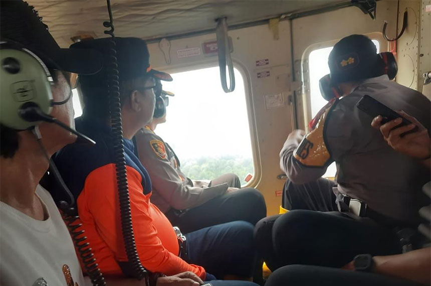 Kalaksa BPBD (Kepala Pelaksana Badan Penangulangan Bencana Daerah) Provinsi Riau, M Edy Afrizal ketika melakukan pantauan udara secara langsung dengan Helikopter bersama Kapolres Bengkalis AKBP Setyo Bimo Anggoro, Kapolres Dumai AKBP Nurhadi Ismanto serta